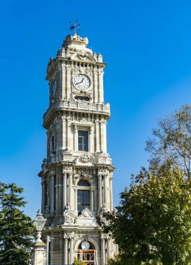 İstanbul, Türkiye 'deki Dolmabahçe Sarayı' ndan saat kulesinden ayrıntılar