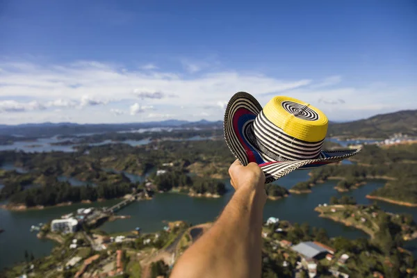 Uitzicht Bij Hand Met Colombiaanse Hoed Het Guatape Meer Antioquia — Stockfoto