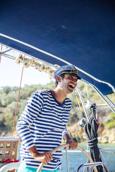 Joven Guapo Con Gorra Capitán Velero Mar Día Suuny —  Fotos de Stock