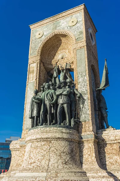 トルコのイスタンブールにあるタクシム広場にある共和国記念碑 1928年にイタリアの彫刻家ピエトロ カノニカによってデザインされました — ストック写真