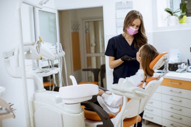 Dişçi muayenehanesindeki genç ve güzel bir kadın.