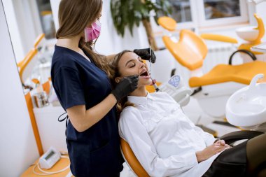 Dişçi muayenehanesindeki genç ve güzel bir kadın.