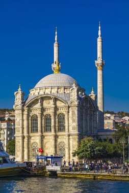 İstanbul, Türkiye - 9 Kasım 2019: İstanbul, Türkiye 'deki İstanbul Boğazı' ndaki Ortak Cami. Bu Barok Uyanış mimari camisi 1856 'da açıldı..