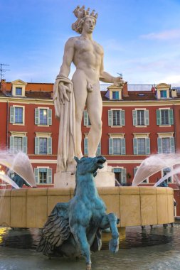 GÜZEL, FRANCE - 6 Ekim 2019: Fransa 'nın Nice kentindeki Place Massena' daki Güneş Pınarı 'ndaki Apollo heykelinin detayları. Heykel 1956 yılında sanatçı Alfred Auguste Janniot tarafından yapılmıştır..