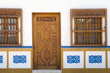 Guatape, Kolombiya - 11 Eylül 2019: Guatape, Kolombiya 'daki renkli cepheden ayrıntı. Kasabadaki her binanın ön cephenin alt kısmında parlak renkli fayanslar var..