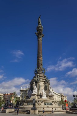 Barselona, İspanya - 8 Ekim 2019: Barcelona, İspanya 'daki Kristof Kolomb anıtı tarafından tanımlanamayan kişiler. Bu 60 metre yüksekliğindeki anıt 1888 yılında dikildi..