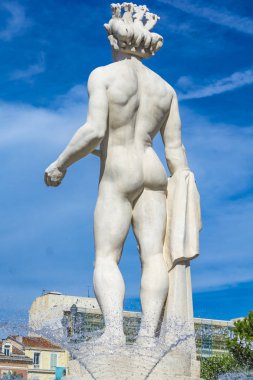 GÜZEL, FRANCE - 6 Ekim 2019: Fransa 'nın Nice kentindeki Place Massena' daki Güneş Pınarı 'ndaki Apollo heykelinin detayları. Heykel 1956 yılında sanatçı Alfred Auguste Janniot tarafından yapılmıştır..