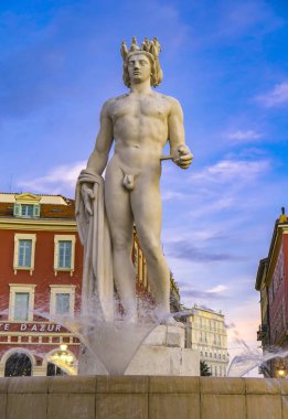 GÜZEL, FRANCE - 6 Ekim 2019: Fransa 'nın Nice kentindeki Place Massena' daki Güneş Pınarı 'ndaki Apollo heykelinin detayları. Heykel 1956 yılında sanatçı Alfred Auguste Janniot tarafından yapılmıştır..