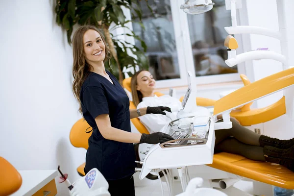 Attraktive Junge Zahnärztin Ihrem Büro Mit Einer Weiblichen Patina Stuhl — Stockfoto