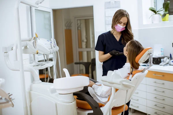 Mujer Bastante Joven Chequeo Oral Consultorio Del Dentista —  Fotos de Stock