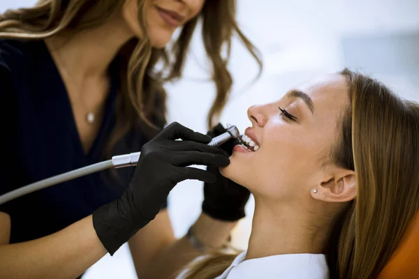Närbild Hona Med Öppen Mun Oral Kontroll Tandläkarmottagningen — Stockfoto