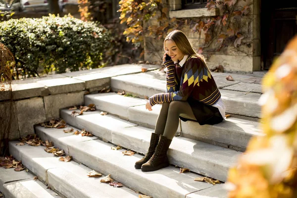 Mooie Jonge Vrouw Zitten Een Trap Met Mobiele Telefoon Herfst — Stockfoto