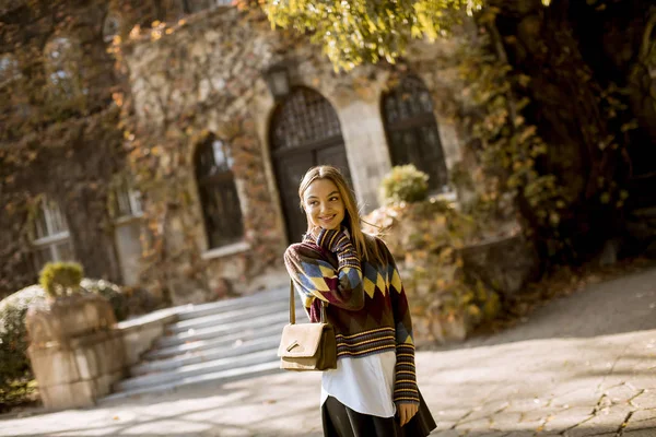 Pretty Young Woman Standing Sunny Autumn Day — Stock Photo, Image