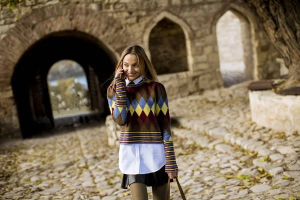 Hübsche Junge Frau Spaziert Durch Den Herbstpark Und Benutzt Ein — Stockfoto