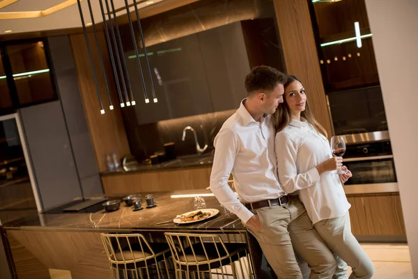 Doce Jovem Casal Bebendo Vinho Tinto Após Jantar Romântico Cozinha — Fotografia de Stock