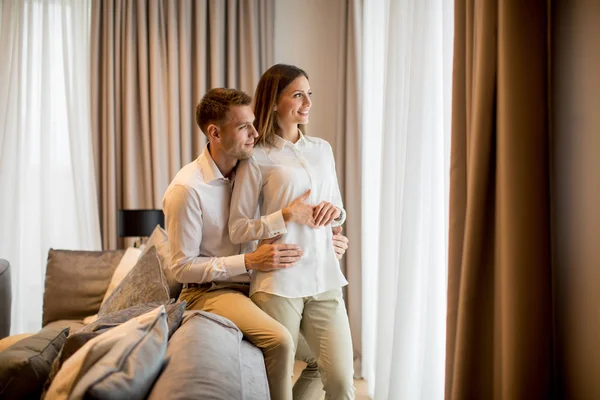 現代的なアパートのリビングルームに立つ若いカップル — ストック写真