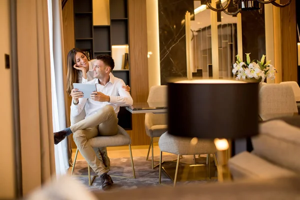 Casal Jovem Relaxante Casa Usando Tablet Digital Sala Estar Pela — Fotografia de Stock