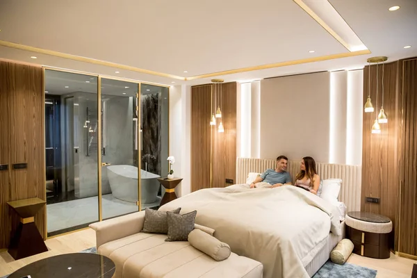 Jovens Amantes Relaxados Luxuoso Apartamento Noite — Fotografia de Stock