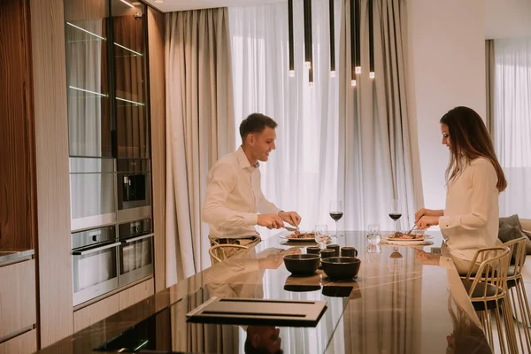 Doce Jovem Casal Ter Jantar Romântico Cozinha Luxo — Fotografia de Stock