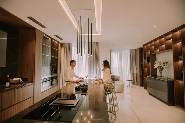 Doce Jovem Casal Ter Jantar Romântico Cozinha Luxo — Fotografia de Stock