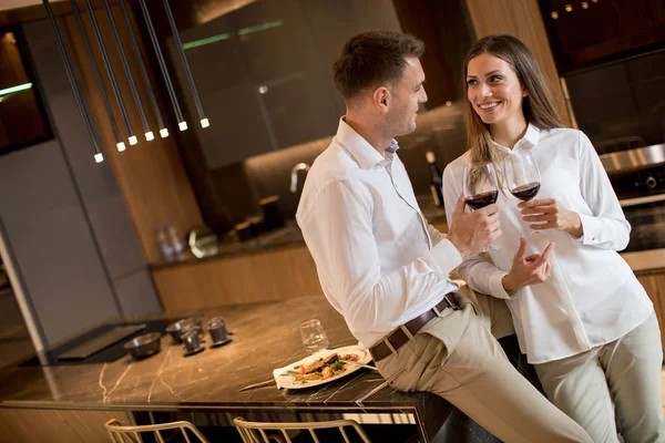 Süßes Junges Paar Trinkt Rotwein Nach Romantischem Abendessen Der Luxusküche — Stockfoto