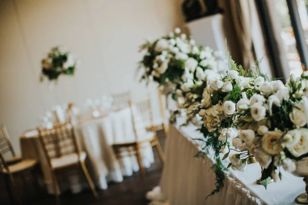 花の装飾付きの結婚式の宴会テーブルの詳細 — ストック写真