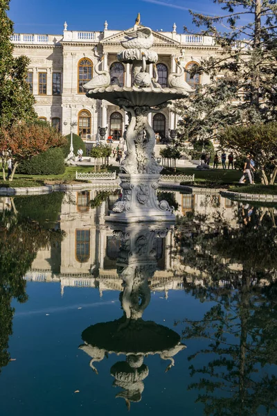 Istanbul Turchia Novembre 2019 Palo Non Identificato Fontana Dolmabahce Palace — Foto Stock