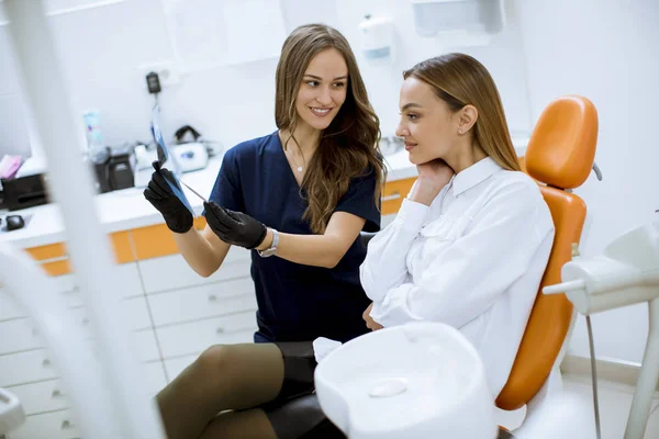 Güzel Bir Bayan Doktor Koruyucu Eldivenleriyle Dişçi Muayenehanesinde Hastasıyla Birlikte — Stok fotoğraf