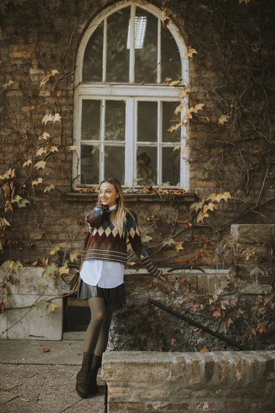 Hübsche Junge Frau Steht Draußen Einem Sonnigen Herbsttag — Stockfoto