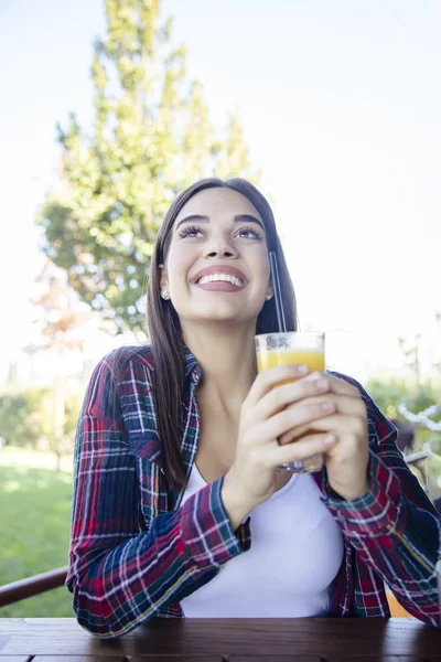 Retrato Una Joven Feliz Sonriente Bebiendo Jugo Naranja Aire Libre — Foto de Stock