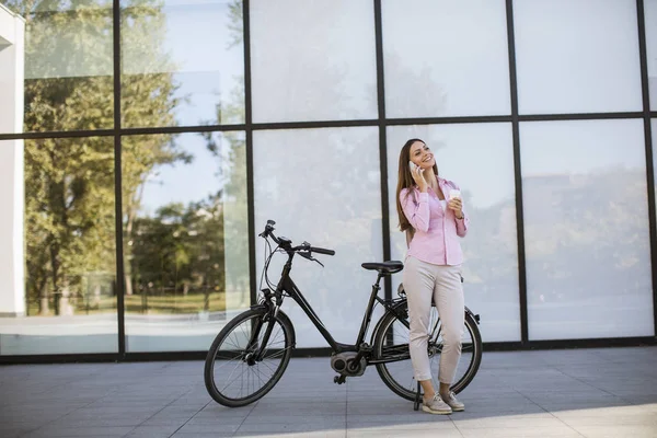 Ładna Młoda Kobieta Korzystająca Telefonu Komórkowego Nowoczesnego Miejskiego Elektrycznego Roweru — Zdjęcie stockowe