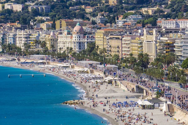 Nice, Fransa - 6 Ekim 2019: Plajda kimliği belirsiz insanlar ve Nice, Fransa 'daki Fransız Riviera' sında gezinti güvertesi. Orada 15 özel ve 20 halk plajı var..