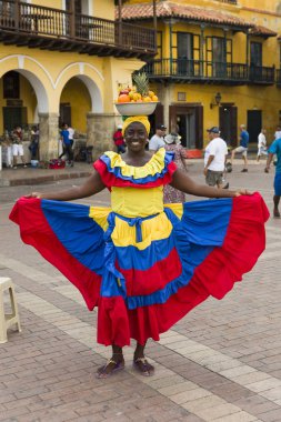 Cartagena, Kolombiya - 16 Eylül 2019: tanımlanamayan palenquera, Cartagena, Kolombiya sokaklarındaki meyve satıcısı kadın. Bu Afro-Kolombiyalı kadınlar şehrin hemen dışındaki San Basilio de Palenque köyünden geliyorlar..