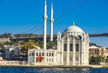 İstanbul, Türkiye - 9 Kasım 2019: İstanbul, Türkiye 'deki İstanbul Boğazı' ndaki Ortak Cami. Bu Barok Uyanış mimari camisi 1856 'da açıldı..