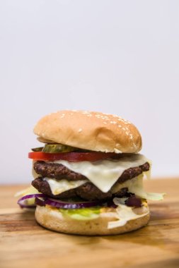 Tahta masada taze yapılmış hamburger.