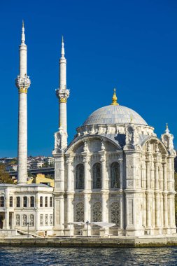 İstanbul 'un Boğaz üzerindeki Ortakoy Camii. Bu Barok Uyanış mimari camisi 1856 'da açıldı..