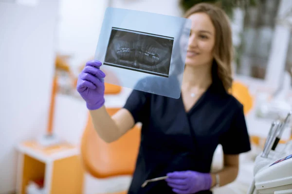 Diş Hekiminde Radyografiyi Inceleyen Koruyucu Eldivenli Güzel Bir Bayan Doktor — Stok fotoğraf