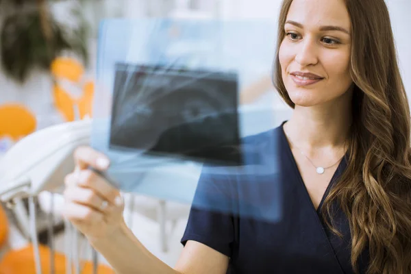 Söt Ung Kvinnlig Läkare Med Skyddshandskar Undersöker Röntgen Tandläkare Kontor — Stockfoto