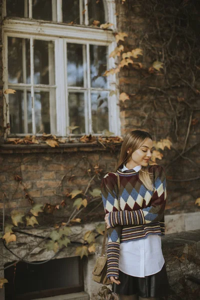 Hübsche Junge Frau Steht Draußen Einem Sonnigen Herbsttag — Stockfoto