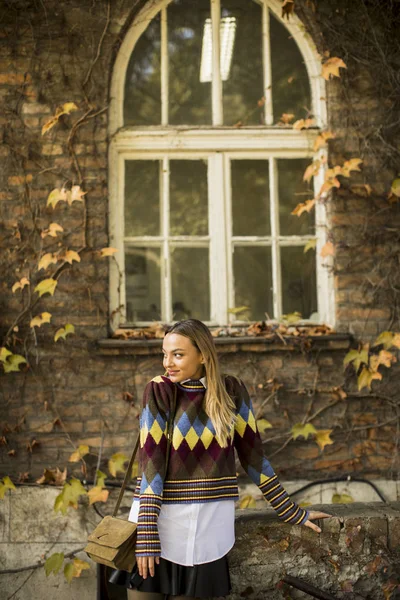 Hübsche Junge Frau Steht Draußen Einem Sonnigen Herbsttag — Stockfoto