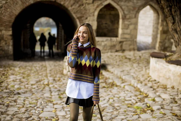 Hezká Mladá Žena Procházky Podzimním Parku Pomocí Mobilního Telefonu — Stock fotografie