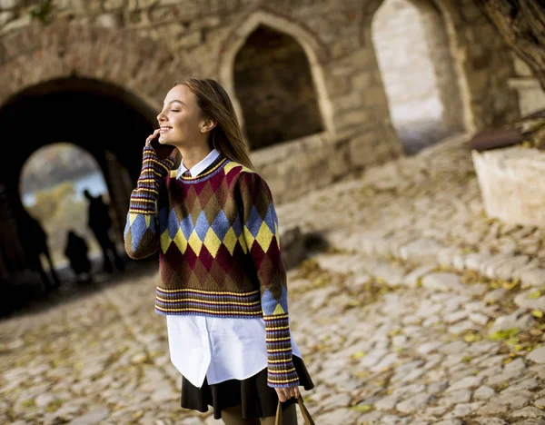 Bella Giovane Donna Piedi Nel Parco Autunnale Utilizzando Telefono Cellulare — Foto Stock