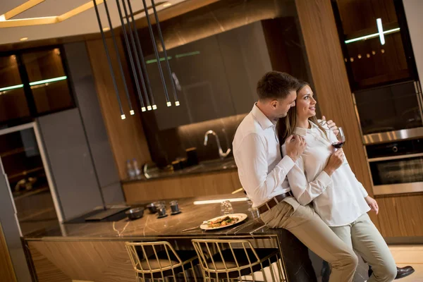 Doce Jovem Casal Bebendo Vinho Tinto Após Jantar Romântico Cozinha — Fotografia de Stock