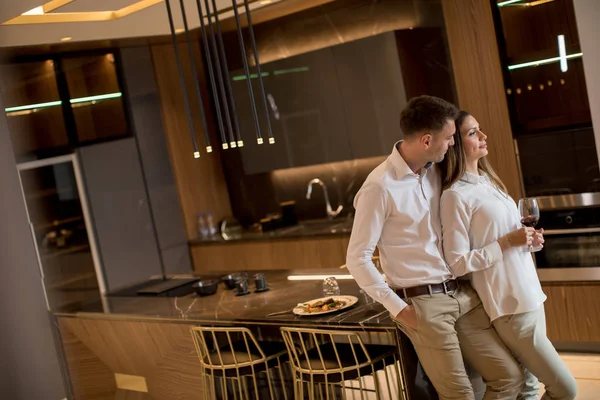 Doce Jovem Casal Bebendo Vinho Tinto Após Jantar Romântico Cozinha — Fotografia de Stock