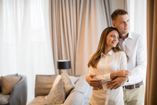 Jovem Casal Abraçando Sala Estar Apartamento Contemporâneo — Fotografia de Stock