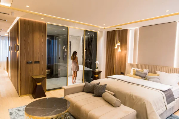 Mulher Bonita Banheiro Apartamento Contemporâneo — Fotografia de Stock