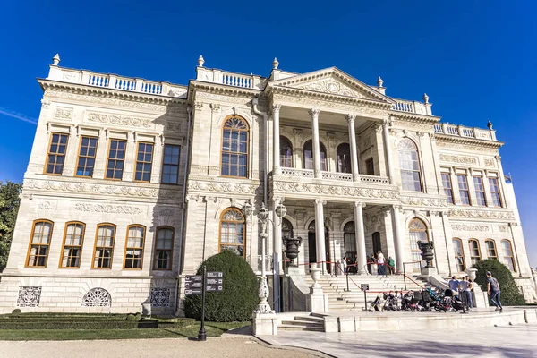 Istanbul Turquia Novembro 2019 Pólo Não Identificado Pelo Palácio Dolmabahce — Fotografia de Stock