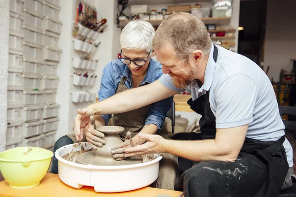 Senior Vrouw Spinnen Klei Een Wiel Met Behulp Van Een — Stockfoto