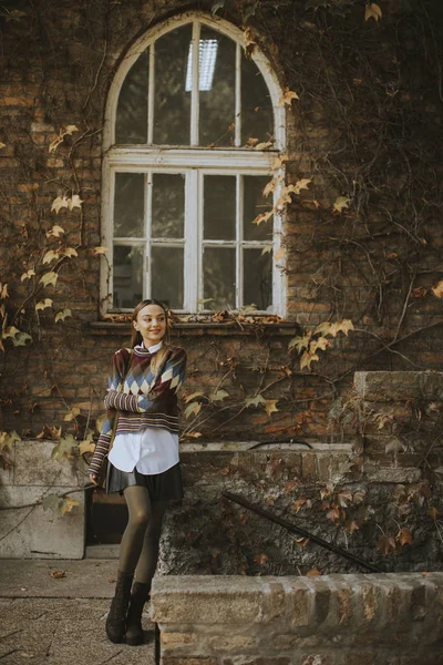 晴れた秋の日に外に立つかなり若い女性 — ストック写真