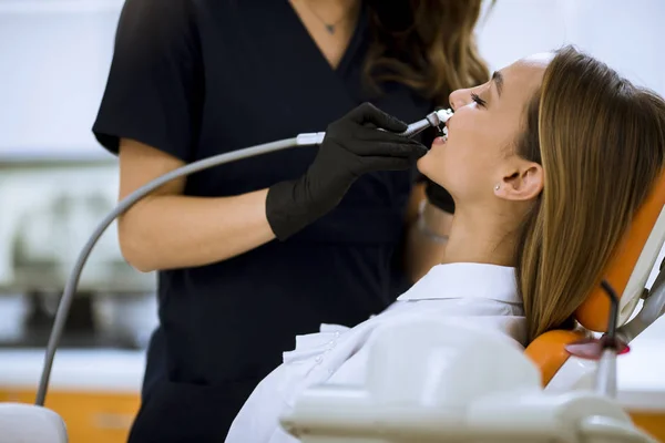 Primer Plano Mujer Con Boca Abierta Durante Chequeo Oral Consultorio — Foto de Stock